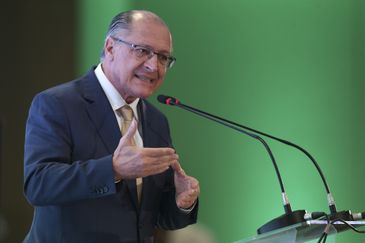 O candidato à Presidência da República, Geraldo Alckmin, do PSDB, discursa durante o evento, Diálogos Eleitor, realizado pela União Nacional de Entidades do Comércio e Serviços (Unecs).