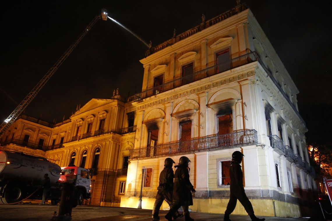 Tânia Rego/Agência Brasil Um incêndio de proporções ainda incalculáveis atingiu, no começo da noite deste domingo (2), o Museu Nacional do Rio de Janeiro, na Quinta da Boa Vista, em São Cristóvão, na zona norte da capital fluminense