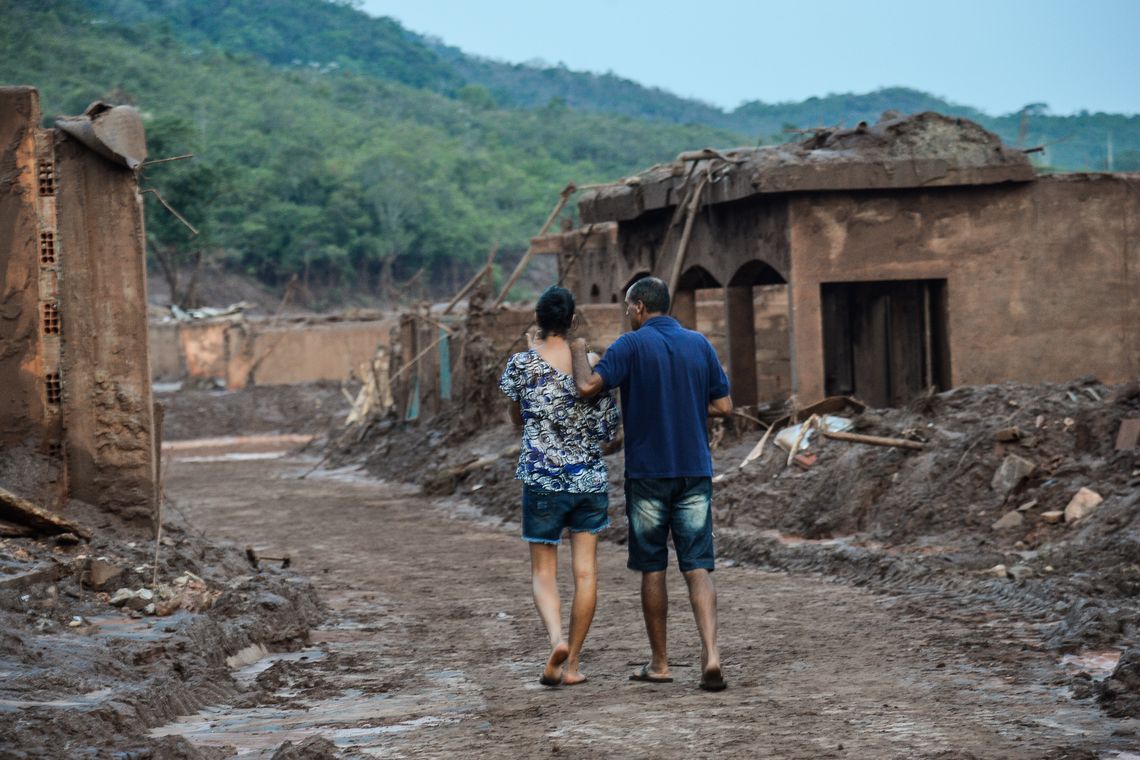 Antonio Cruz/ Agência Brasil Mariana (MG) - Rompimento de duas barragens da mineradora Samarco na última quinta-feira (5). Em meio ao cenário de muita lama, barro e destruição, bombeiros fazem buscas atrás de vítimas (Antonio Cruz/Agência Brasil)
