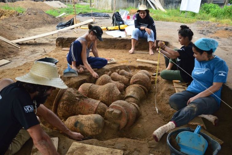 Arqueólogos  do Instituto Mamirauá descobrem “cemitério” na Amazônia com urnas funerárias indígenas que podem ter mais de 500 anos.