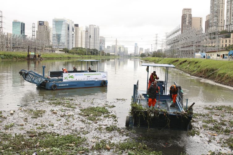 Testes com dois barcos coletores de resíduos flutuantes, os chamados Ecoboats, no rio Pinheiros, em São Paulo.