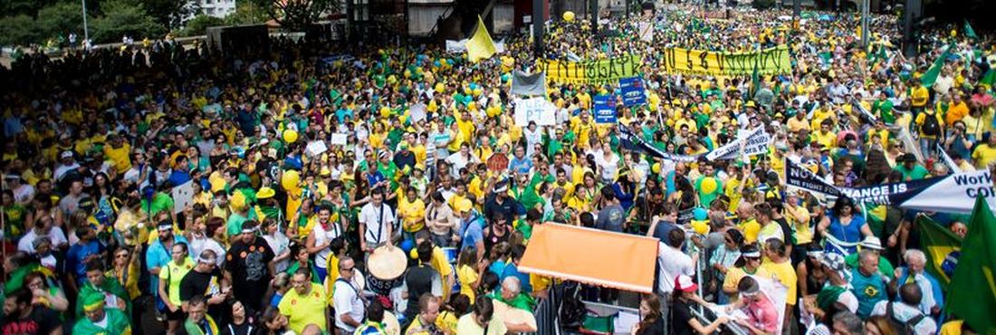 Multidão protesta contra o governo na Avenida Paulista centenas de milhares de pessoas na rua vestindo verde e amarelo