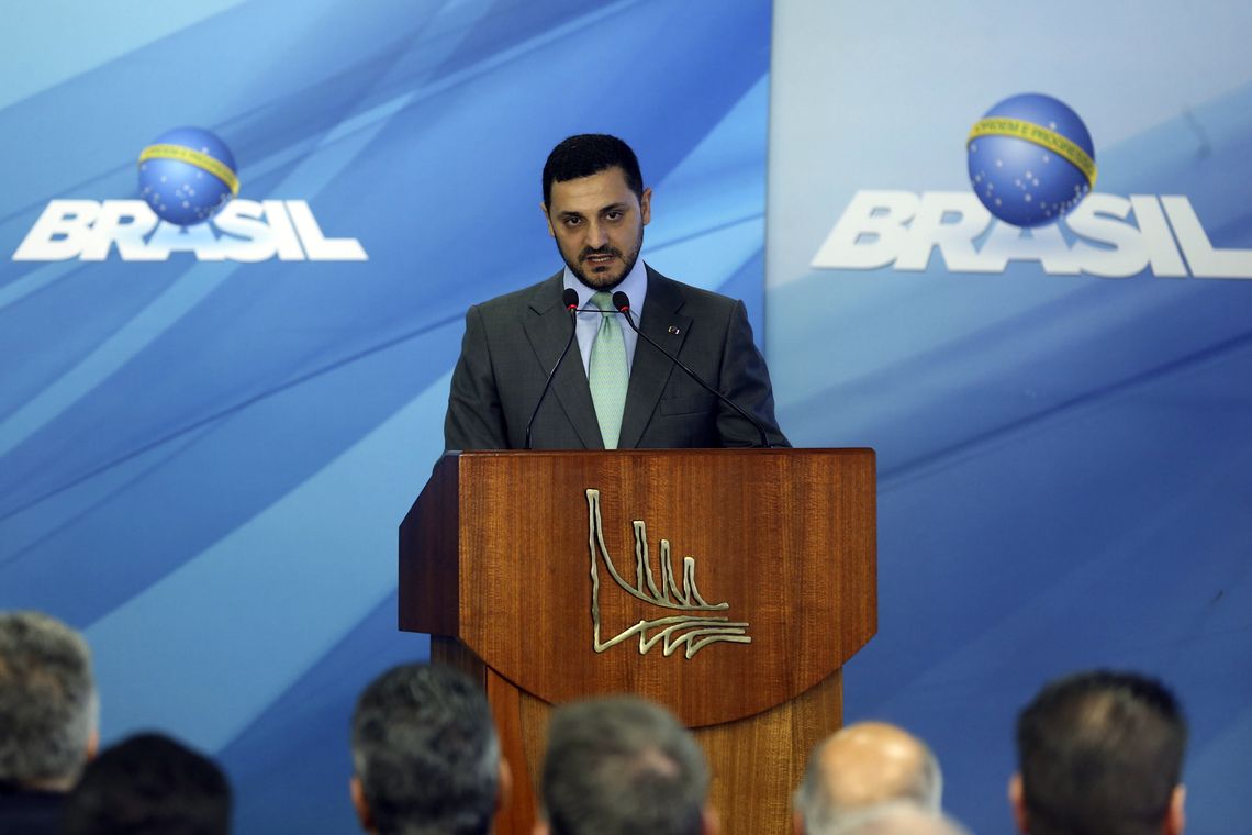 Valter Campanato/Agência Brasil O ministro dos Direitos Humanos, Gustavo Rocha, discursa na cerimônia de sanção da lei que cria o Sistema Único de Segurança (SUSP), no Palácio do Planalto.