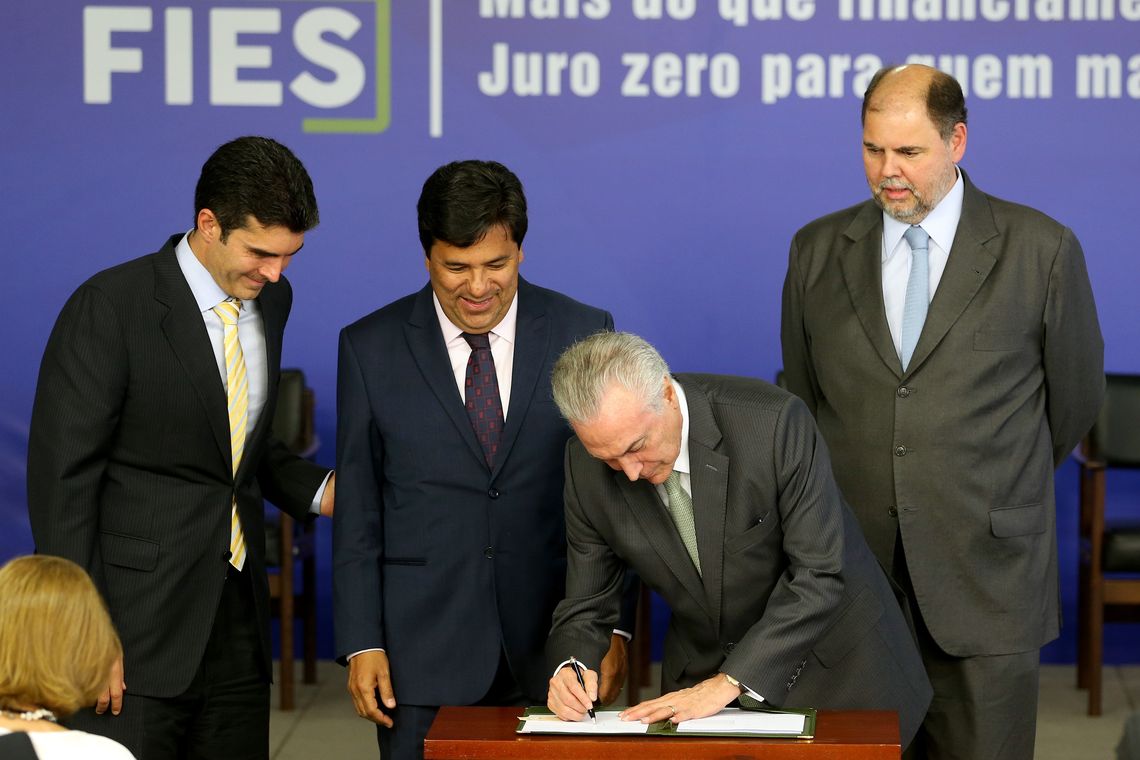 Wilson Dias/Agência Brasil Brasília - Os ministros da Integração Nacional, Helder Barbalho, da Educação, Mendonça Filho, o presidente Michel Temer e o deputado Alex Canziani durante solenidade de sanção da Lei do Novo Fies (Wilson Dias/Agência Brasil)