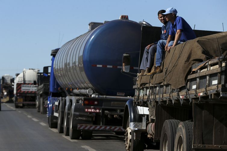 Caminhoneiros fazem protesto contra a alta no preço dos combustÃveis na BR-040, próximo a BrasÃlia.