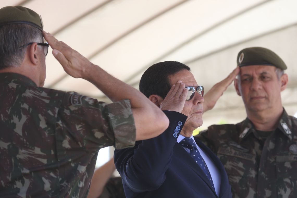 Antonio Cruz/Agência Brasil O comandante do Exército, Edson Leal Pujol, presidente em exercício, Hamilton,participaM da cerimônia de despedida do serviço ativo do Exército, do porta-voz da Presidência da República, Otávio Rêgo Barros no batalhão do RCG