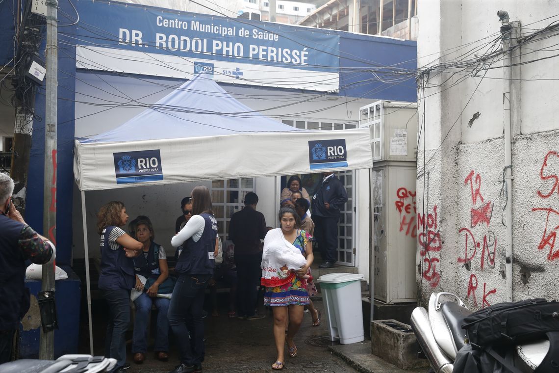Tomaz Silva/Agência Brasil Rio de Janeiro - O prefeito do Rio de Janeiro, Marcelo Crivella, visita Clínica da Família Dr. Rodolpho Perissé para investigar surto de hepatite A, no Vidigal, zona sul da capital fluminense (Tomaz Silva/Agência Brasil)