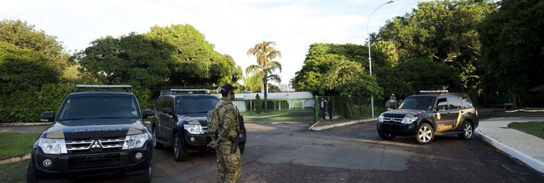 PF cumpre mandados na casa de Eduardo Cunha