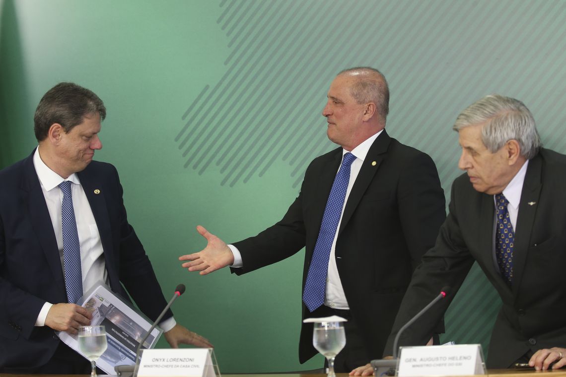 Antonio Cruz/Agência Brasil Os ministros da Infraestrutura, Tarcísio Gomes de Freitas, da Casa Civil, Onyx Lorenzoni, e do GSI, General Augusto Heleno, anunciam novas medidas para atender o setor de transporte de cargas do país.