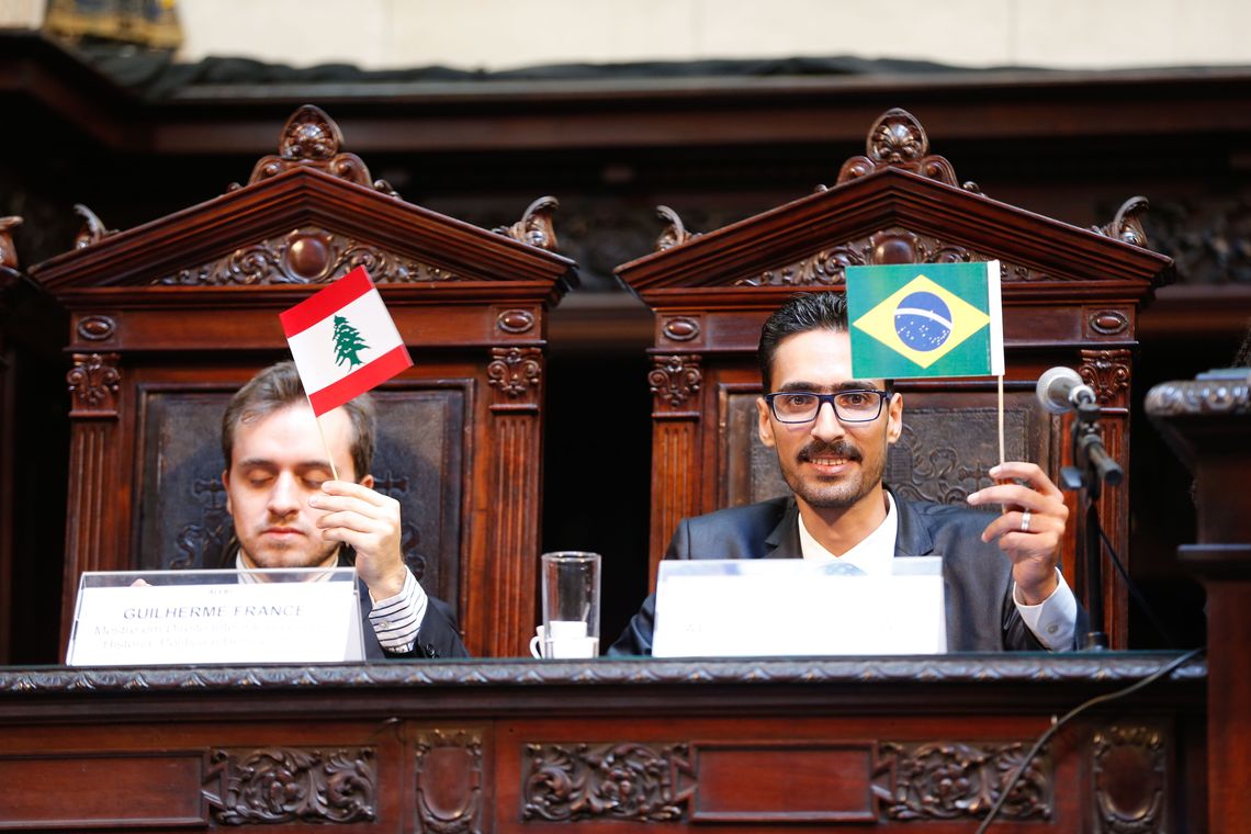 Tânia Rêgo/Agência Brasil Rio de Janeiro - Mohamed Ali Kenawy, imigrante sírio agredido em Copacabana recebe o título de cidadão fluminense, no Palácio Tiradentes, sede da Assembleia Legislativa do Estado do Rio de Janeiro (Tânia Rêgo/Agência Brasil)