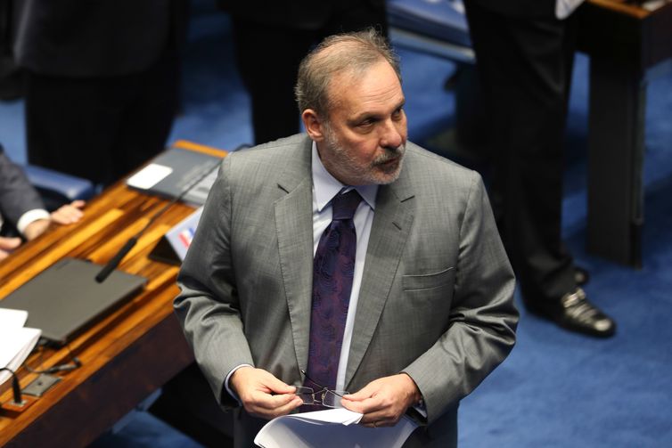 Brasília - O senador Armando Monteiro durante sessão plenária para analisar o PLS 206/2017, do senador Ronaldo Caiado, que institui o Fundo Especial de Financiamento de Campanha (Fabio Rodrigues Pozzebom/Agência Brasil)