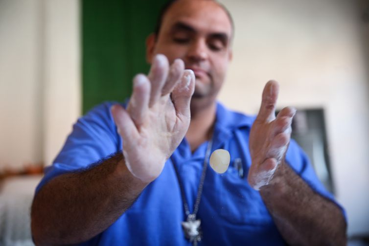 O culinarista Rafael Lino durante oficina de gastronomia e recuperao da receita do Alfenim, doce tradicional da Cidade de Gois.