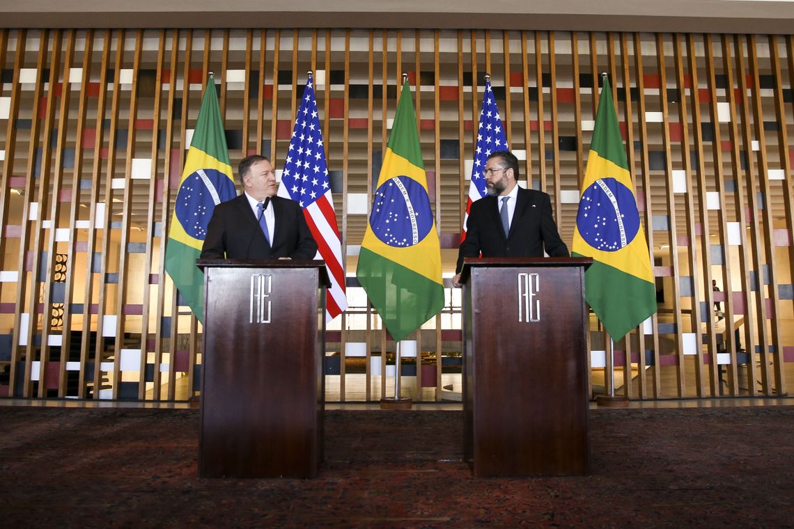 Marcelo Camargo/Agência Brasil O novo chanceler brasileiro, Ernesto Araújo, e o secretário de Estado dos Estados Unidos, Mike Pompeo, durante entrevista coletiva no Palácio do Itamaraty.