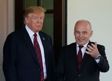O presidente dos EUA, Donald Trump, recebe o presidente da Suíça, Ueli Maurer, na Casa Branca.