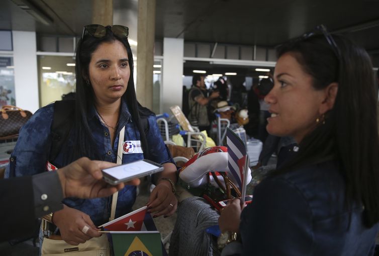 As cubanas Leibes Reis e Isabela Sarmento, que atuavam no programa Mais Médicos, embarcam no Aeroporto Internacional de Brasília rumo a Havana.