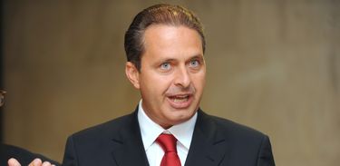 http://imagens.ebc.com.br/VPZW1P27RK-PQezzyBmDO8RInO4=/375x183/smart/http://agenciabrasil.ebc.com.br/sites/default/files/atoms/image/926493-eduardo%20campos_005.jpg?itok=jJk8WzXN