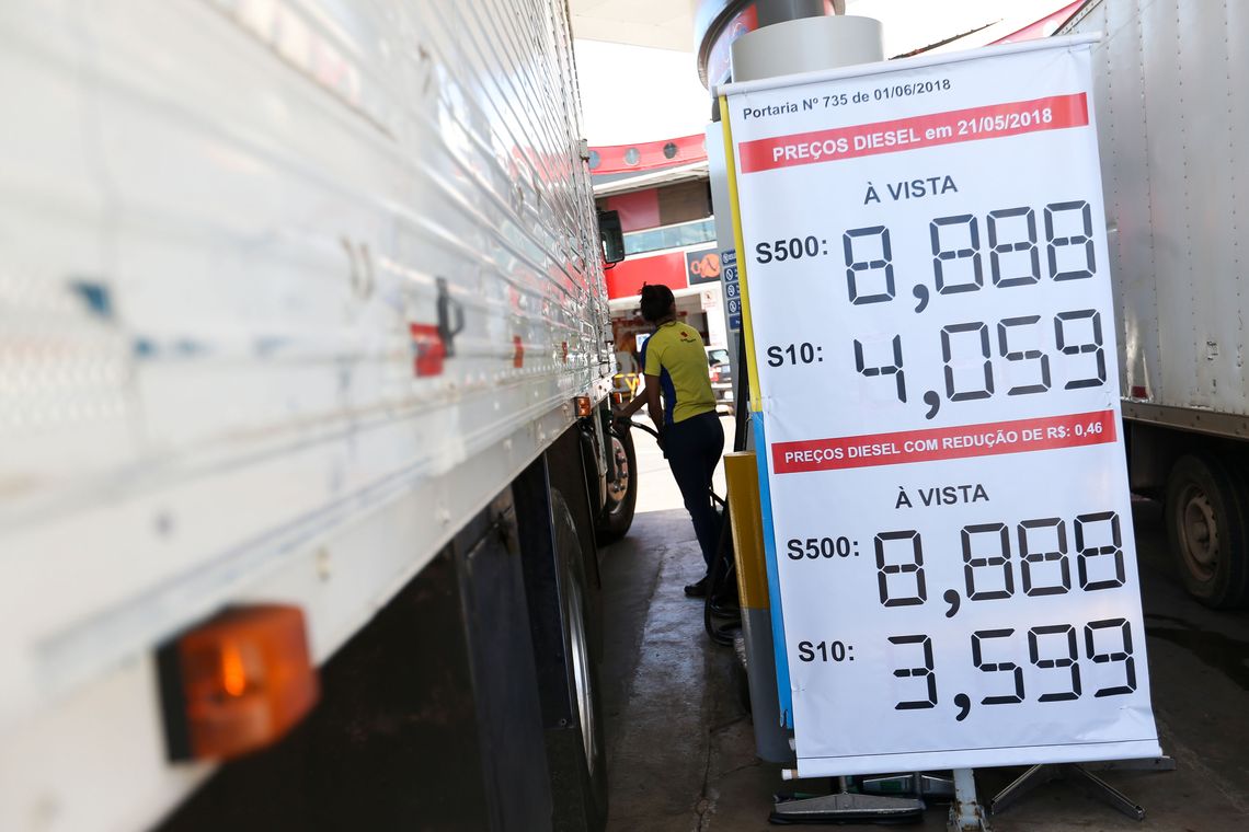 Postos do DF começam a ajustar os preços do diesel com a redução de R$ 0,46.