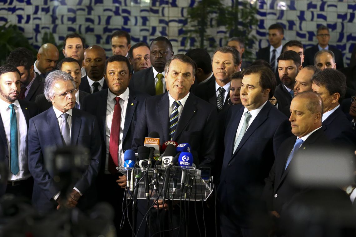 O presidente Jair Bolsonaro vai à Câmara dos Deputados para entregar ao presidente Rodrigo Maia o projeto de lei que altera o Código de Trânsito Brasileiro.