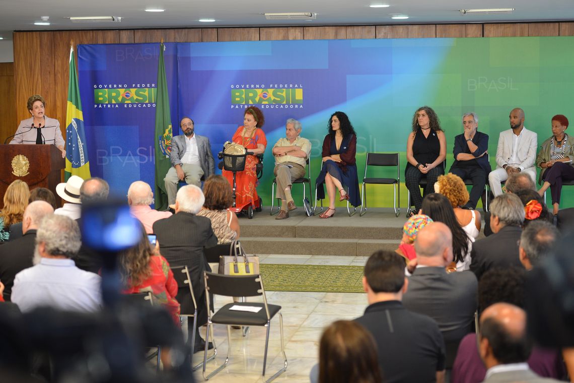 Antonio Cruz/Agência Brasil Brasília - A presidenta Dilma Rousseff, durante cerimônia no Palácio do Planalto, recebe apoio de intelectuais e artistas contra o processo de impeachment (Antonio Cruz/Agência Brasil)