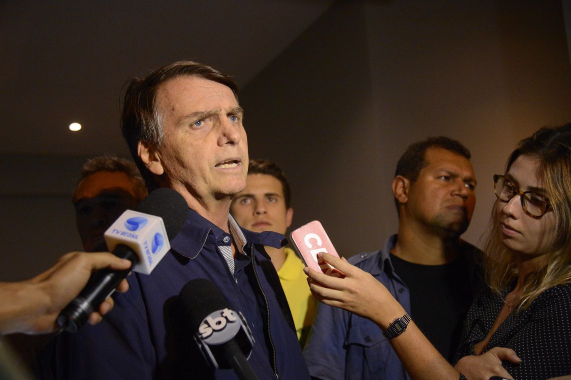 O candidato do PSL à Presidência da República, Jair Bolsonaro, fala à imprensa após gravação de campanha, no bairro Jardim Botânico, Rio de Janeiro.