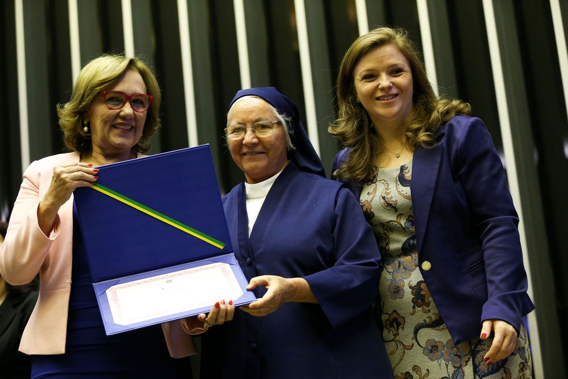 Marcelo Camargo/Agência Brasil A irmã Maria Enide Leite, do instituto Juvino Barreto, recebe o Prêmio Zilda Arns 2018, em reconhecimento às pessoas e instituições que se destacaram por ações em defesa dos direitos das pessoas idosas.
