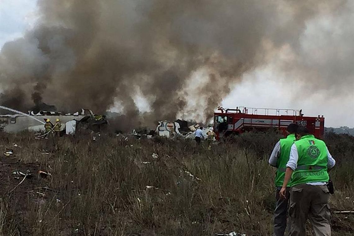 Bombeiros trabalham no local onde um avião caiu em Durango, no México
