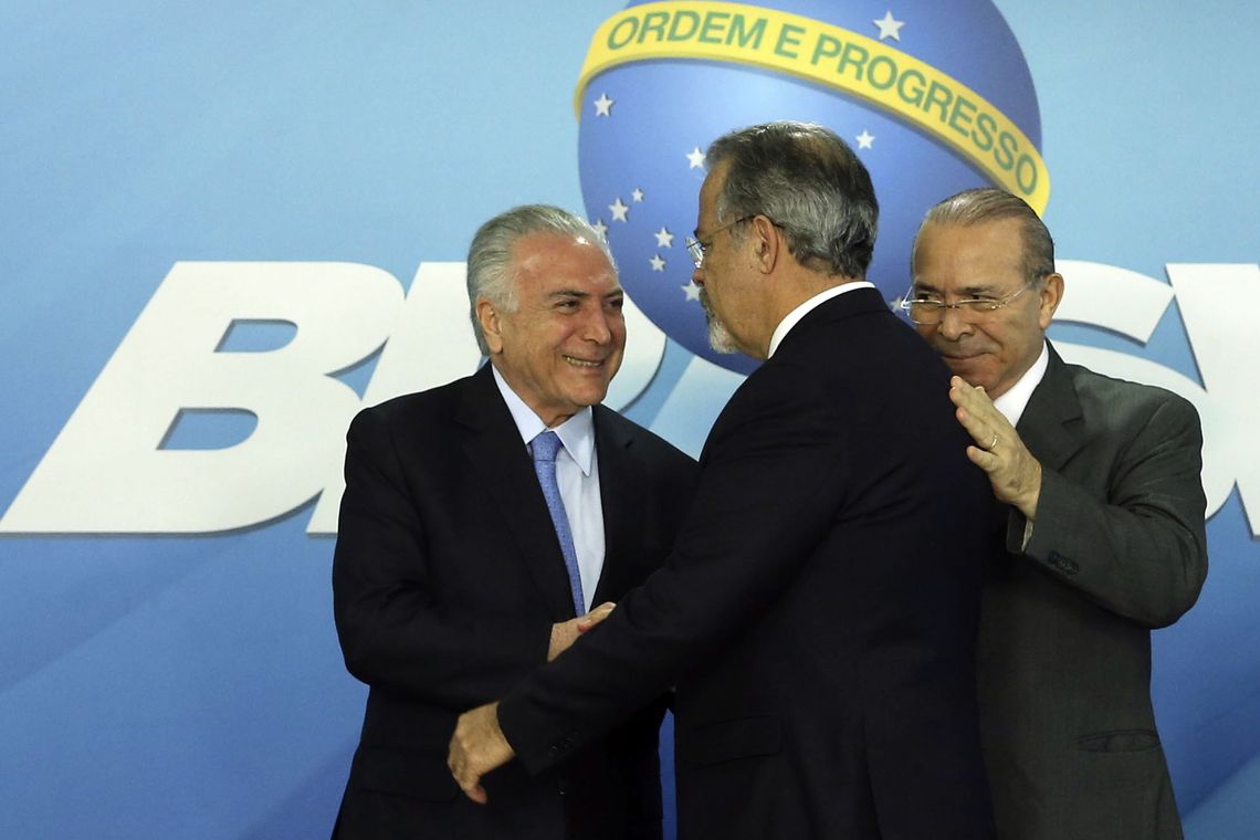 Valter Campanato/Agência Brasil O presidente Michel Temer e os ministros da Segurança Pública, Raul Jungmann, e da Casa Civil, Eliseu Padilha, durante cerimônia de sanção da lei que cria o Sistema Único de Segurança (SUSP), no Palácio do Planalto.