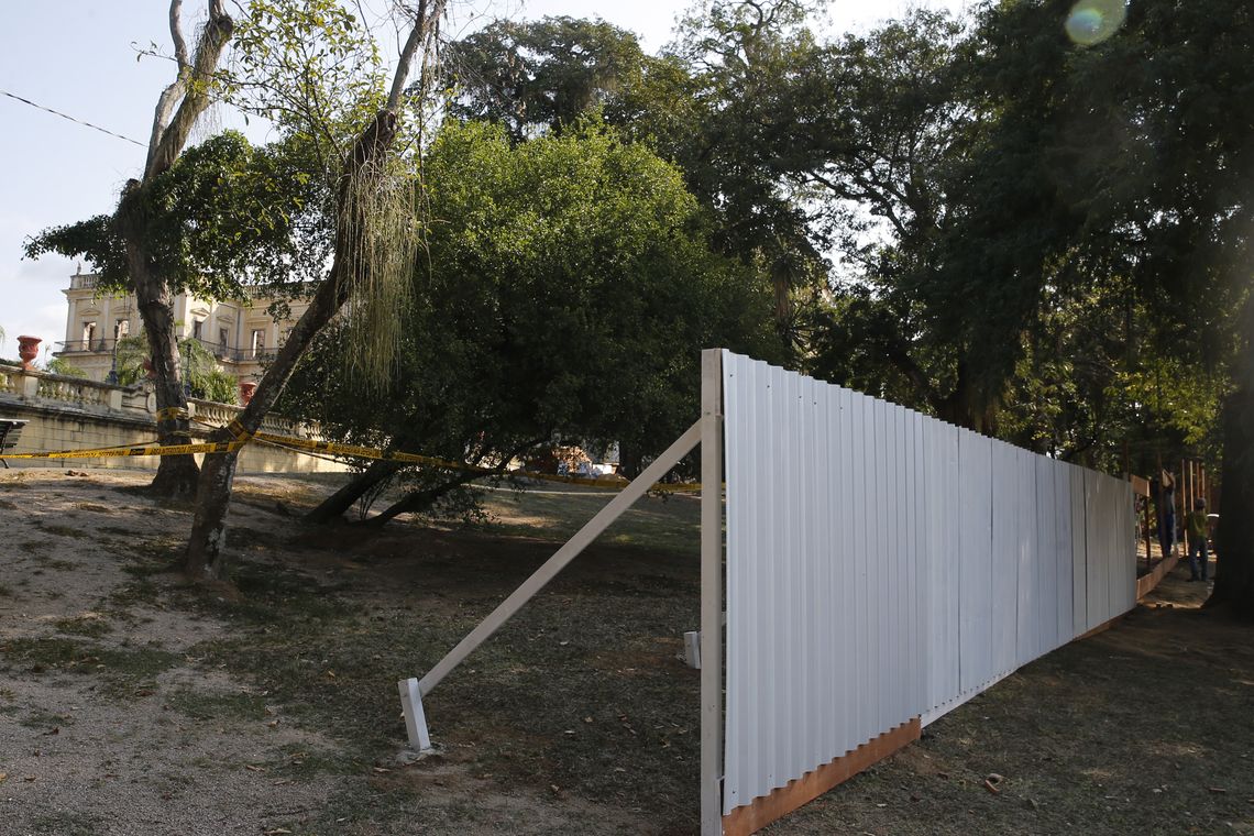 Fernando Frazão/Agência Brasil Construção de barreira nos arredores do Museu Nacional do Rio de Janeiro, após o incêndio.