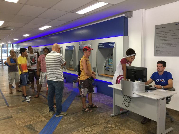 Cristina Indio do Brasil/Agência Brasil/Agência Brasil Muita gente uso ou caixa eletrônico para sacar o dinheiro das contas inativas do FGTS