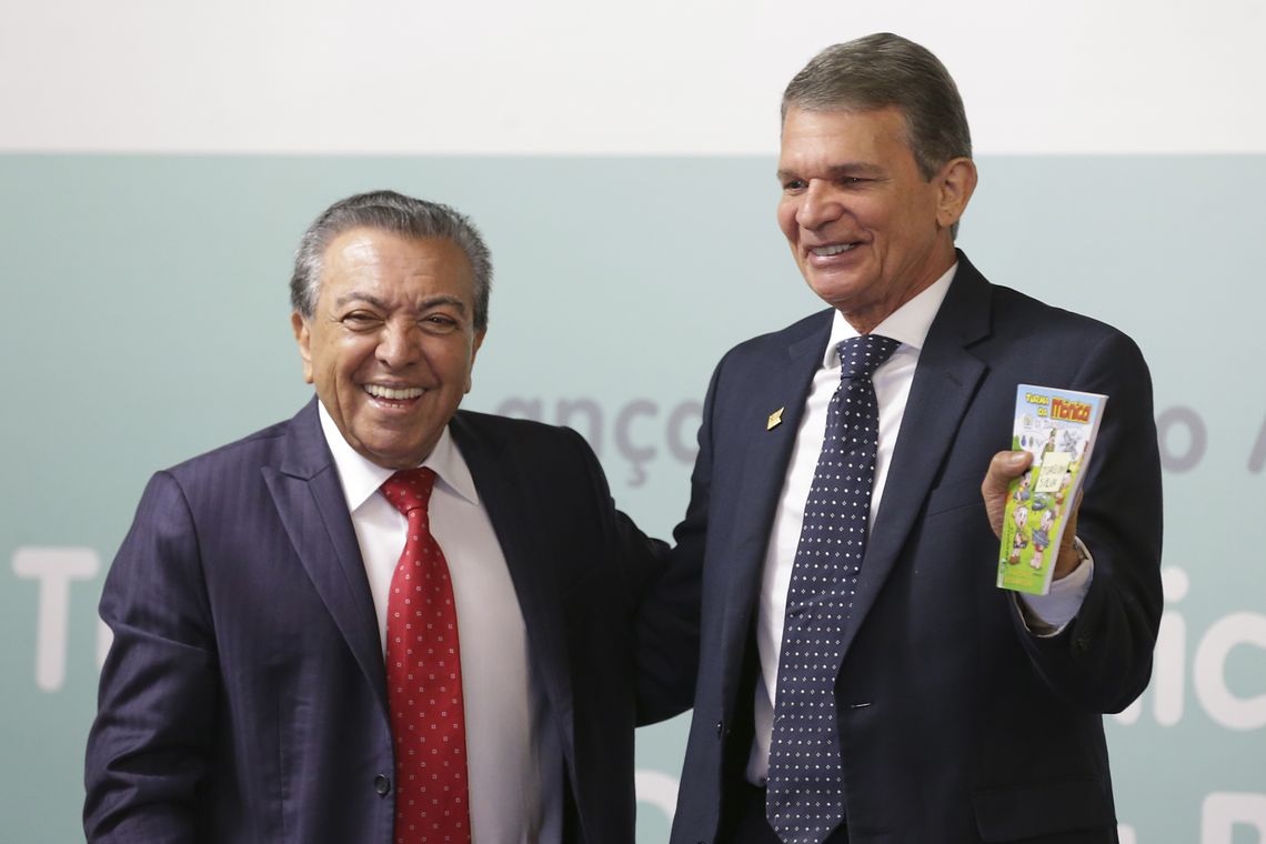 Antonio Cruz/Agência Brasil O Ministro da Defesa, Joaquim Silva e Luna e o escritor Mauricio de Souza, durante o lançamento do almanaque A Turma da Mônica e a Indústria de Defesa.