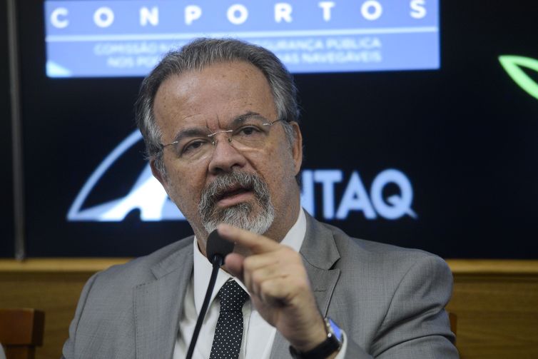 O ministro da segurança pública, Raul Jungmann, assina repasse de R$ 20 milhões, através do Gabinete de Intervenção, à Marinha do Brasil, para aquisição de equipamentos de monitoramento das vias marítimas entre o Rio de Janeiro e Espírito Santo,