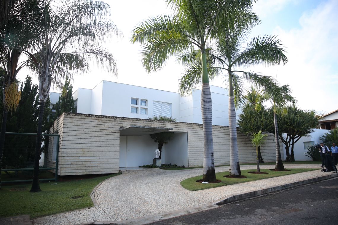 José Cruz/AgenciaBrasil Brasília - Agentes da Polícia Federal e procuradores do Ministério Público Federal estiveram hoje na residência do senador Aécio Neves (MG),no Lago Sul (José Cruz/Agencia Brasil)