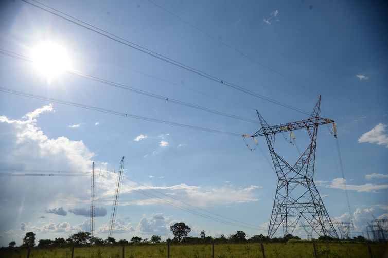 Linhas de transmissão de energia, energia elétrica