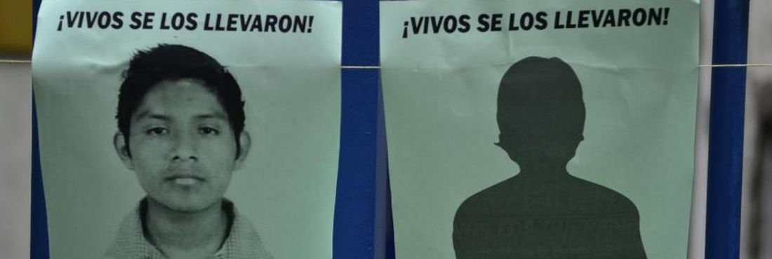 Manifestação em frente ao Consulado Mexicano no Rio. Estudantes se reuniram para protestar e exigir que o governo do México investigue os responsáveis pelo desaparecimento de 43 estudantes Manifestação em frente ao Consulado Mexicano no Rio. Estudantes se reuniram para protestar e exigir que o governo do México investigue os responsáveis pelo desaparecimento de 43 estudantes