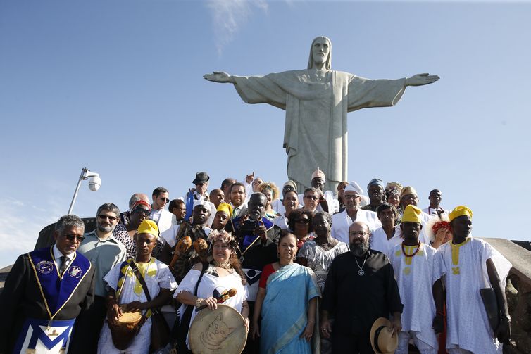 O rei de Ifé e líder do povo iorubá, na Nigéria, Ooni Adeyeye Enitan Ogunwusi, o Ojaja II, participa de evento inter-religioso no Cristo Redentor.