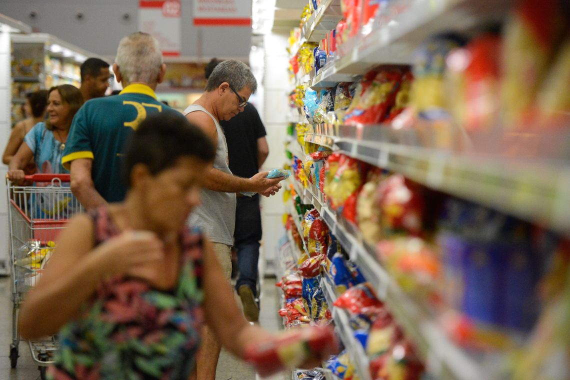 VitÃ³ria (ES) - Supermercados lotados com filas nos caixas e na entrada funcionam com horÃ¡rio reduzido (TÃ¢nia RÃªgo/AgÃªncia Brasil)