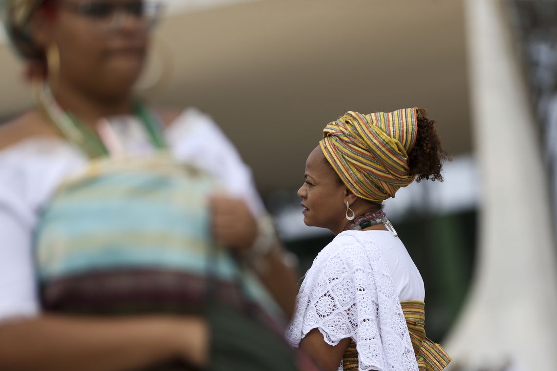 Marcelo Camargo/Agência Brasil Praticantes de religiões de matriz africana aguardam o início do julgamento, no STF, de recurso sobre a constitucionalidade do sacrifício de animais em cultos.