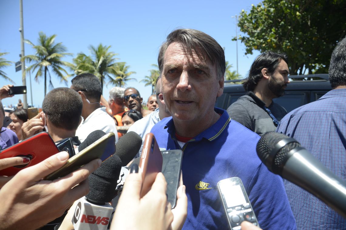 O presidente eleito, Jair Bolsonaro, fala com jornalistas na chegada a sua casa onde mora em um condomÃ­nio na Barra da Tijuca, na zona oeste do Rio.