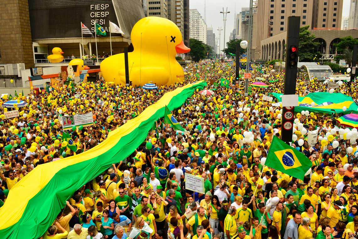 Rovena Rosa/Agência Brasil São Paulo - Manifestação na Avenida Paulista, região central da capital, contra a corrupção e pela saída da presidenta Dilma Rousseff (Rovena Rosa/Agência Brasil)