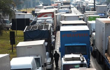 Caminhoneiros protestam contra o aumento do diesel na Rodovia Régis Bittencourt, em São Paulo
REUTERS/