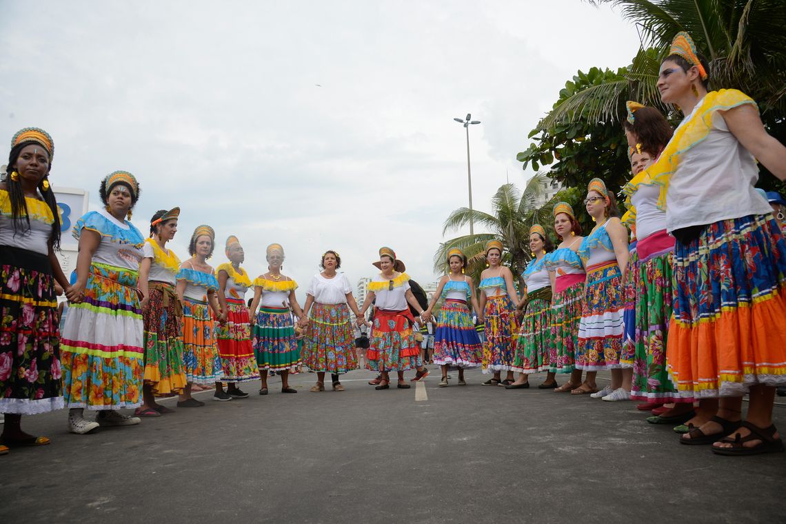 Fernando Frazão/Agência Brasil Rio de Janeiro – Bloco inspirado na temática recifense do Maracatu de Baque Virado leva batuque à orla de Ipanema (Fernando Frazão/Agência Brasil)