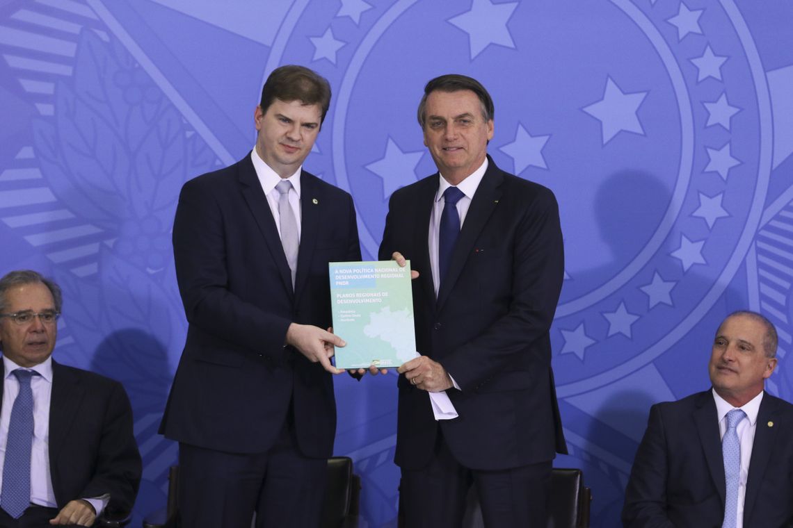 Valter Campanato/Agência Brasil O ministro do Desenvolvimento Regional, Gustavo Canuto, e o presidente Jair Bolsonaro durante cerimônia da entrega Oficial dos Planos Regionais da Amazônia, do Nordeste e do Centro-Oeste.