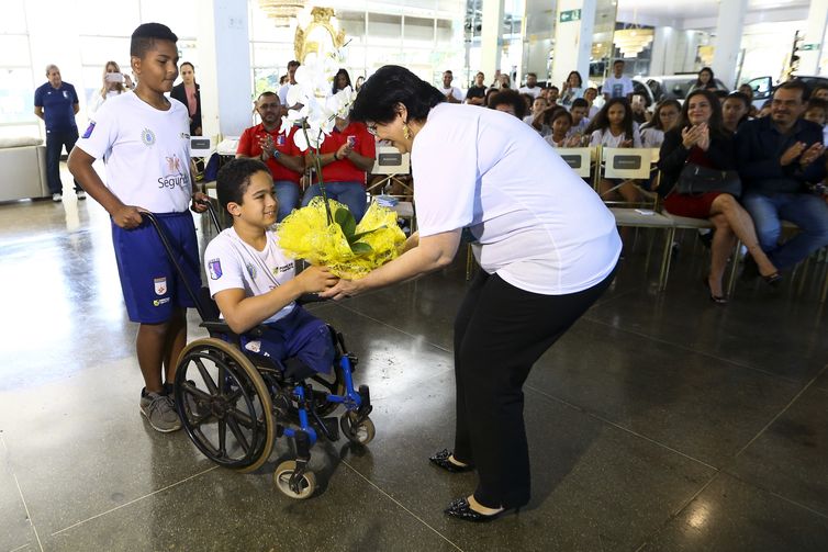  A ministra da Mulher, da Família e dos Direitos Humanos, Damares Alves, participa de evento em celebração aos 29 anos do Estatuto da Criança e do Adolescente (ECA) e entrega de oito veículos para Conselhos Tutelares do Distrito Federal. 