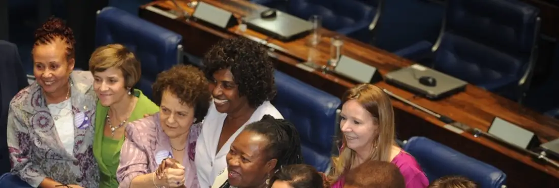 O Senado aprovou hoje (26), em segundo turno, a proposta de emenda à Constituição (PEC) que estende aos empregados domésticos todos os direitos dos demais trabalhadores regidos pela Consolidação das Leis do Trabalho (CLT). Foram 66 votos favoráveis O Senado aprovou nesta terça-feira (26), em segundo turno, a proposta de emenda à Constituição (PEC) que estende aos empregados domésticos todos os direitos dos demais trabalhadores regidos pela CLT