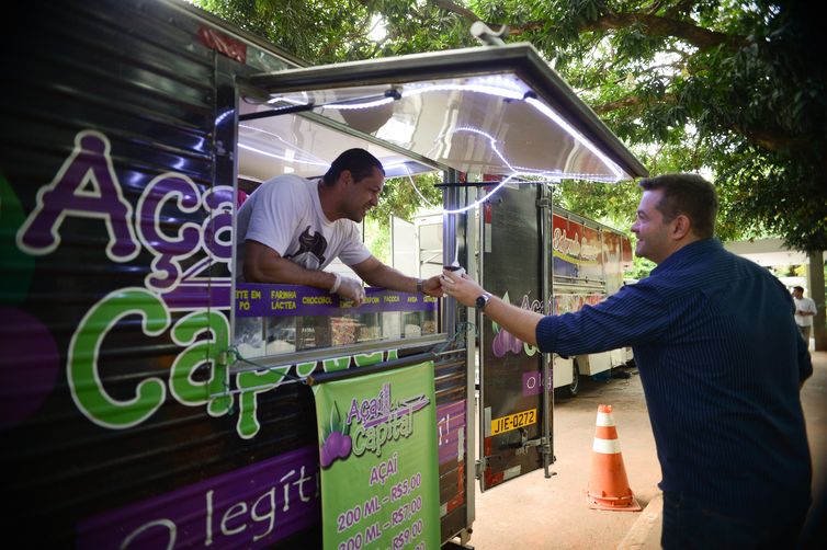 Roberto Dourado atende o cliente Atila Dias, no encontro de Food Trucks promovido pelo Ministério do Planejamento (José Cruz/Agência Brasil)