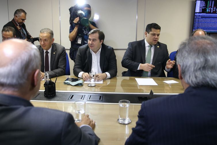 Os presidentes da Câmara dos Deputados, Rodrigo Maia e do Senado, Davi Alcolumbre,se reúne com o ministro da Economia, Paulo Guedes, para discutir questões sobre reforma tributária