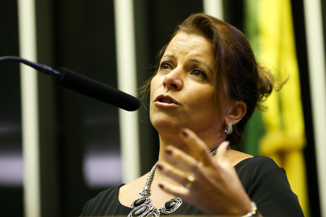 Marcelo Camargo/Agência Brasil A promotora de Justiça, Anna Trotta, recebe o Prêmio Zilda Arns 2018, em reconhecimento às pessoas e instituições que se destacaram por ações em defesa dos direitos das pessoas idosas.