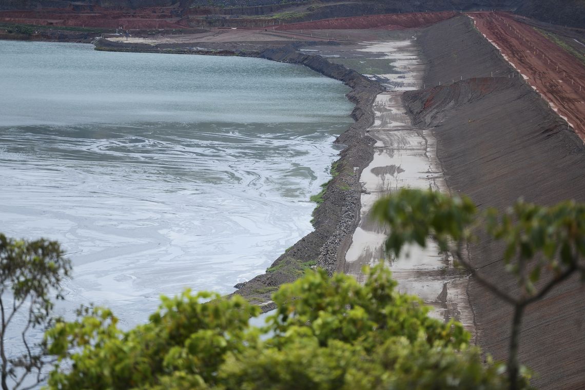 ABR A proximidade entre as atividades de mineração e os bairros da cidade e a possibilidade de intoxicação por metais pesados liberados durante a extração do ouro deixam a população preocupada. (José Cruz/Agência Brasil)