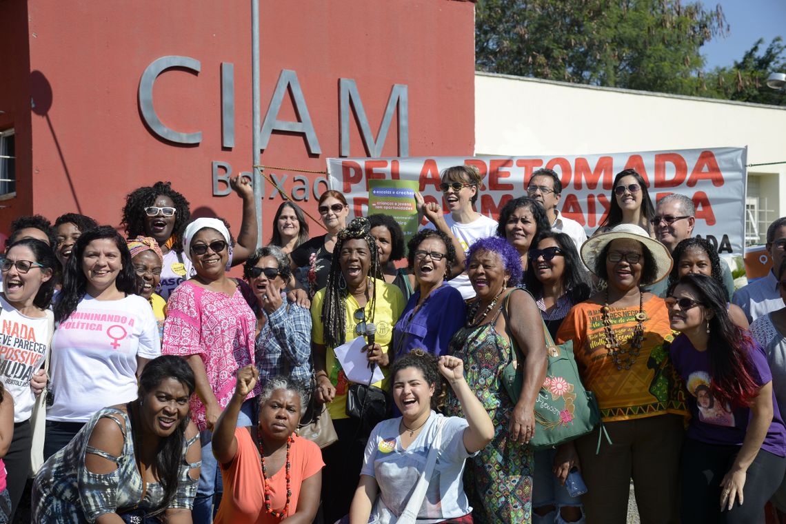 A rede de mulheres feministas da Baixada Fluminense faz ato em frente ao antigo CIAM (Centro Integrado de Atendimento à Mulher) Baixada, em Nova Iguaçu. Elas pedem a retomada do centro.