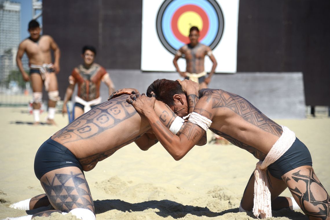 Tânia Rêgo/Agência Brasil Rio de Janeiro - Apresentação sociocultural de esporte indígena na Arena Esporte e Lazer do Ministério do Esporte, na Praia de Copacabana. Na foto, ritual Bakairi e Tadaimpâdyly, luta corporal do povo Bakairi do Mato Grosso (Tânia Rêgo